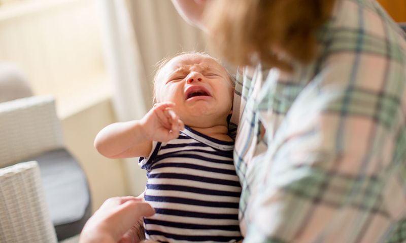 Cảm cúm khiến trẻ mệt mỏi và thường xuyên quấy khóc. (Ảnh: Nguồn Internet)