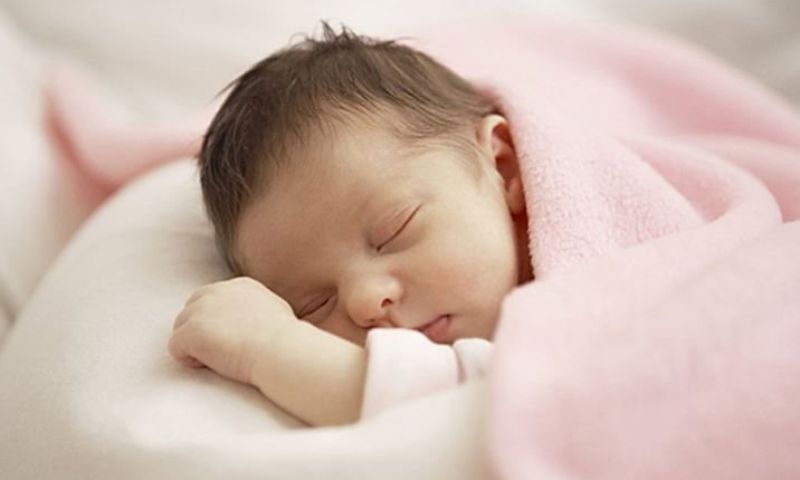 Cho trẻ nghỉ ngơi đầy đủ để tăng sức đề kháng. (Ảnh: Nguồn Internet)