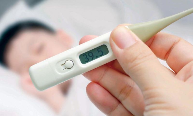 Kiểm tra nhiệt độ để phòng trường hợp trẻ sốt cao. (Ảnh: Nguồn Internet)