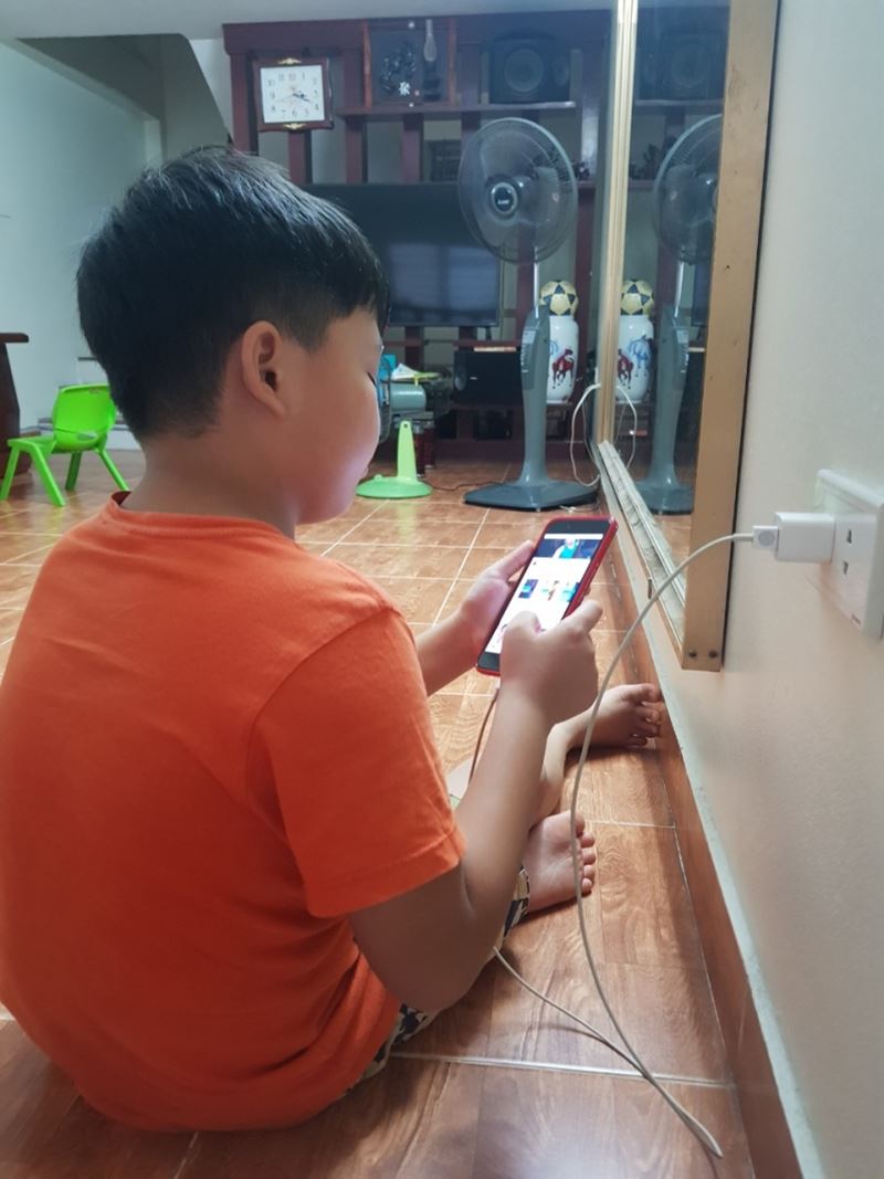 Không cho phép con vừa dùng vừa sạc điện thoại. (Ảnh: Internet)