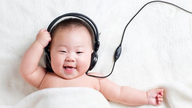 Dạy trẻ 18 tháng tuổi tập nói bằng âm nhạc (Ảnh: Sưu tầm Internet)