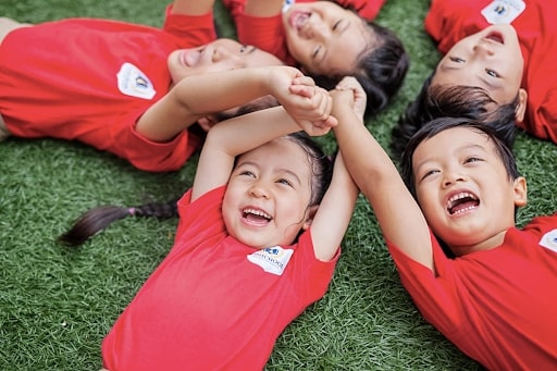 Bé 5 tuổi biết bày tỏ cảm xúc của mình với những người xung quanh (Ảnh: Sưu tầm Internet)