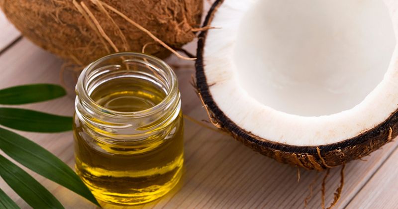 Mẹ nên thoa dầu dừa 2 lần vào buổi sáng và tối (Ảnh: Sưu tầm Internet)