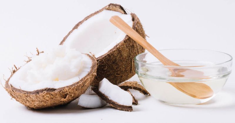 Kết hợp massage khi dùng dầu dừa để phát huy hiệu quả tốt nhất (Ảnh: Sưu tầm Internet)