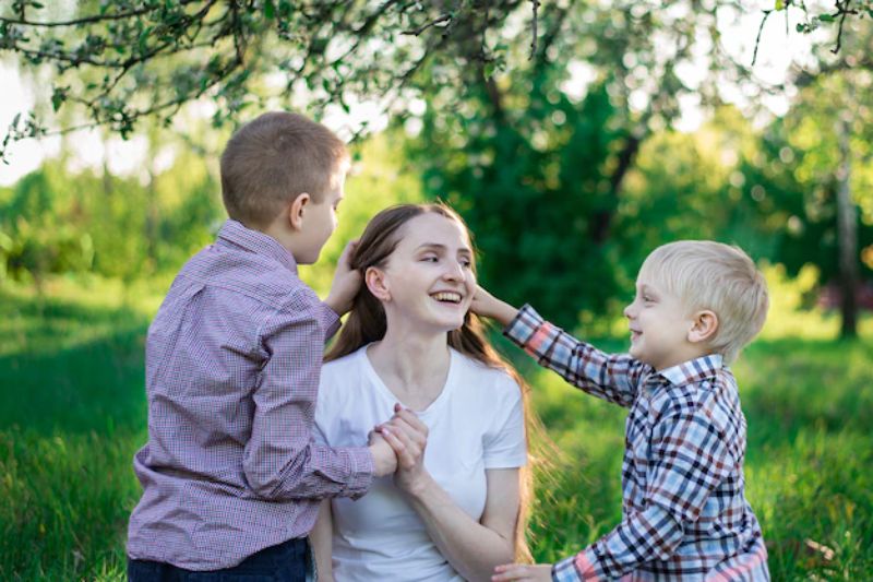 Chơi trò ô chữ giúp bé hình thành khả năng tư duy giải quyết vấn đề. (Ảnh: Sưu tầm internet)