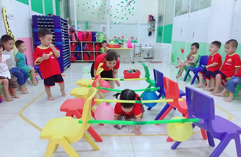 Cho bé tham gia trò chơi vượt chướng ngại vật. (Ảnh: Sưu tầm internet)