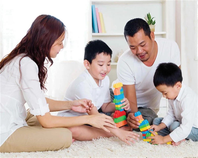 Cùng con tham gia trò chơi “có - không” để kích thích phát triển nhận thức. (Ảnh: Sưu tầm internet)
