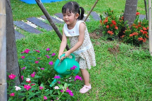 Cùng bé tham gia trò chơi làm vườn để rèn luyện tính kiên nhẫn. (Ảnh: Sưu tầm internet)