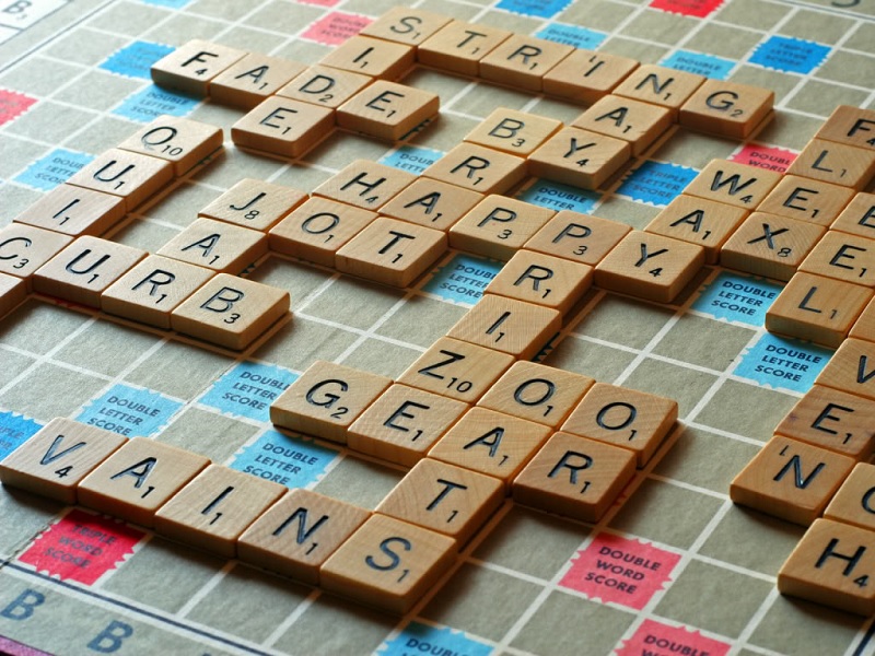 Rèn luyện tính kiên nhẫn cho bé với trò chơi Scrabble. (Ảnh: Sưu tầm internet)