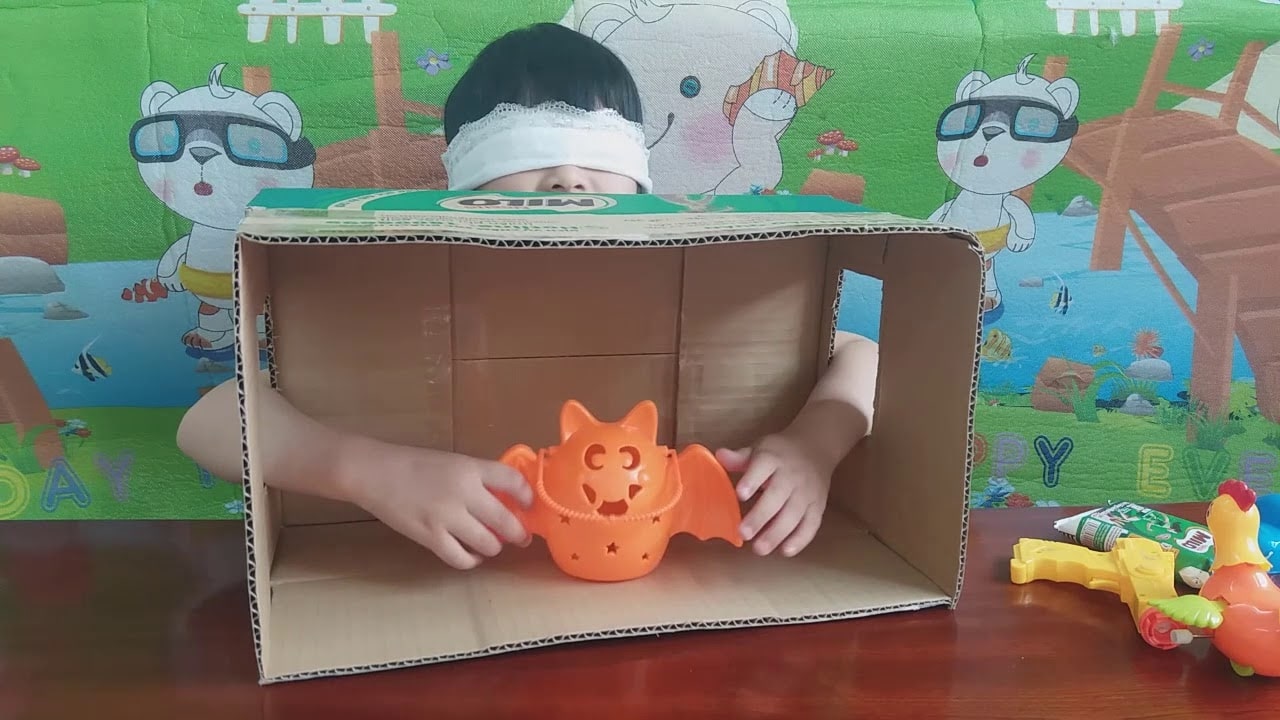 Đoán đồ vật khuyến khích trẻ vui chơi cùng ba mẹ  (Ảnh: Sưu tầm Internet)