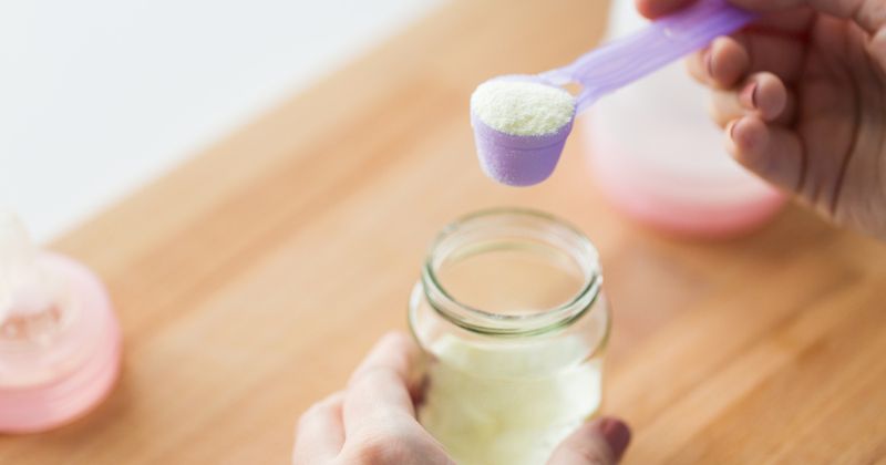 Trộn chung sữa mẹ với sữa công thức tiềm ẩn nguy cơ gây hại. (Ảnh: Sưu tầm Internet)