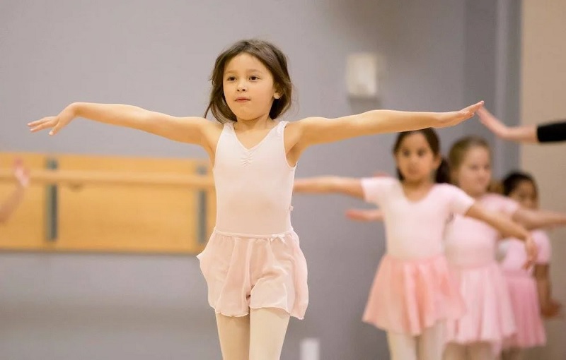 Cho con tham gia học múa tại trung tâm Seedlink. (Ảnh: Sưu tầm internet)