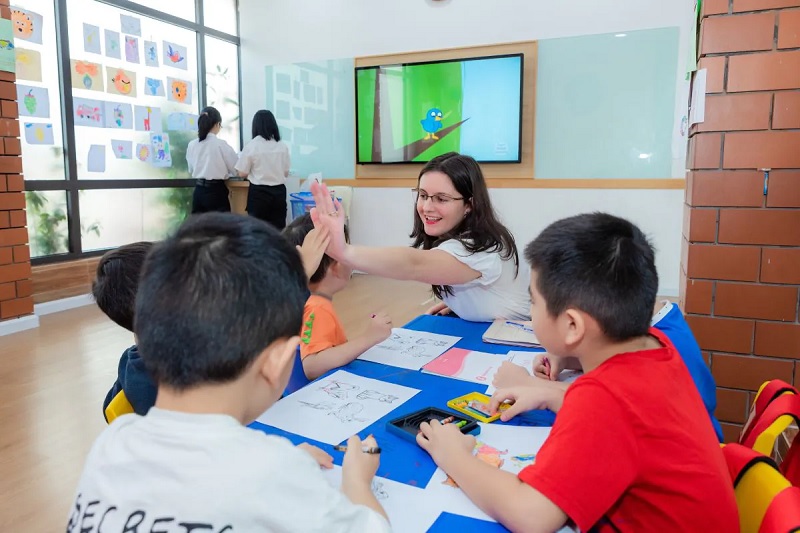 Học tiếng Anh qua trung tâm giúp tạo môi trường để bé học tập tốt hơn (Ảnh: Sưu tầm internet)