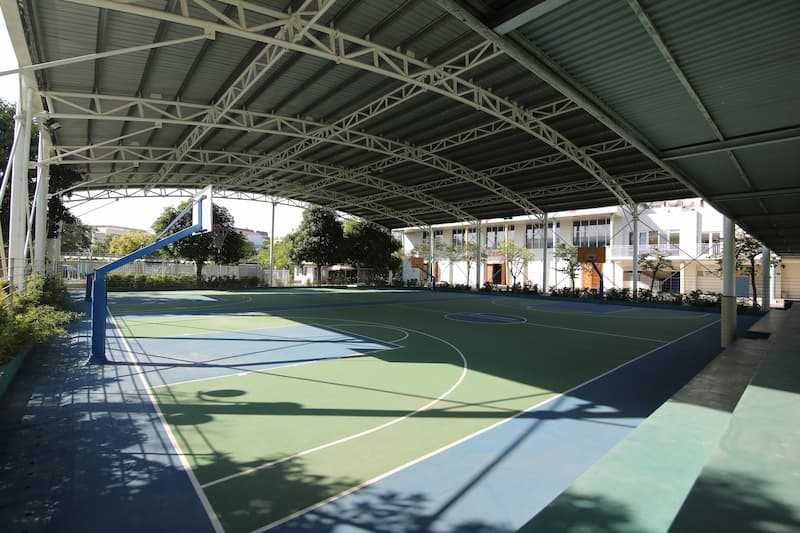 Sân bóng rổ. (Ảnh: www.wellspring.edu.vn)