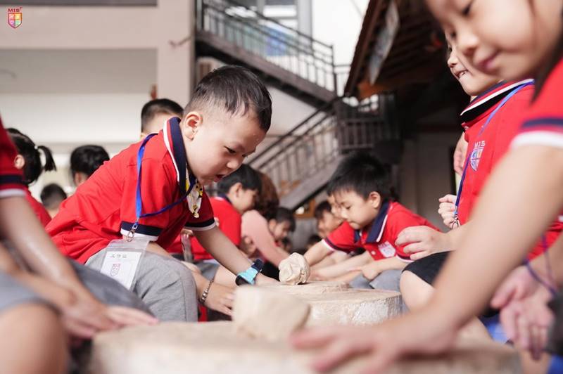 Hoạt động làm gốm tại Bát Tràng 1. (Ảnh: /misvn.edu.vn)