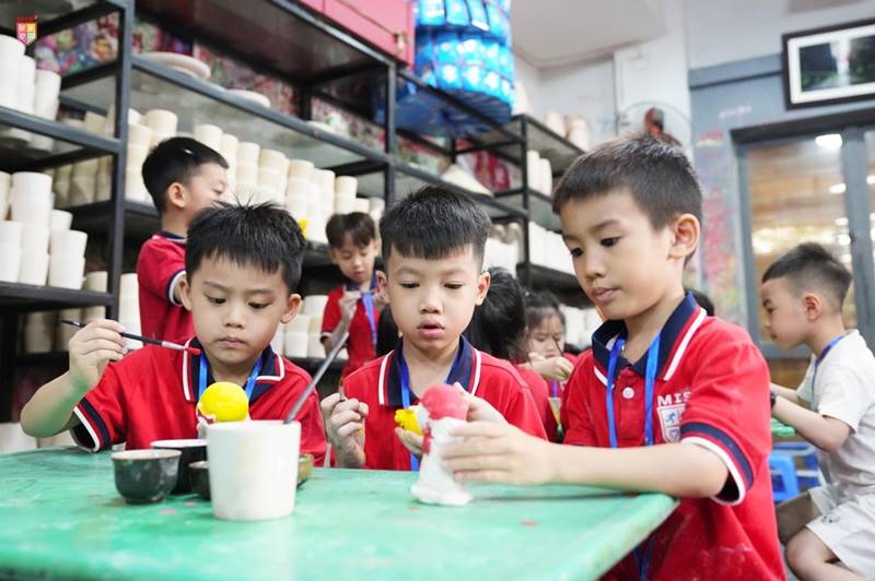 Hoạt động làm gốm tại Bát Tràng 2. (Ảnh: /misvn.edu.vn)