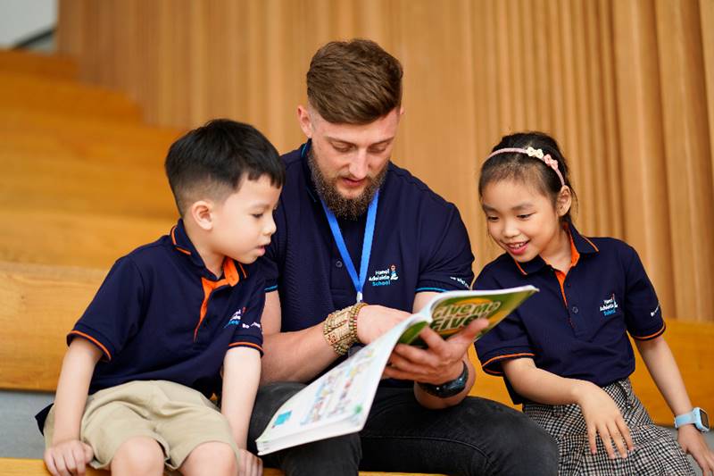 Học sinh và thầy giáo nước ngoài tại trường H.A.S. (Ảnh: https://has.edu.vn/)