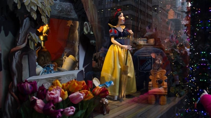 Truyện cổ tích Nàng bạch tuyết và 7 chú lùn tiếng Anh. (Ảnh: Shutterstock.com)