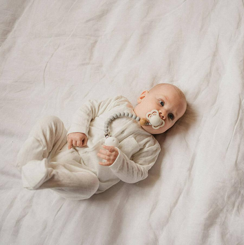 Hãy để con chơi một mình, đừng bế ẵm quá nhiều. (Ảnh: Sưu tầm Internet)