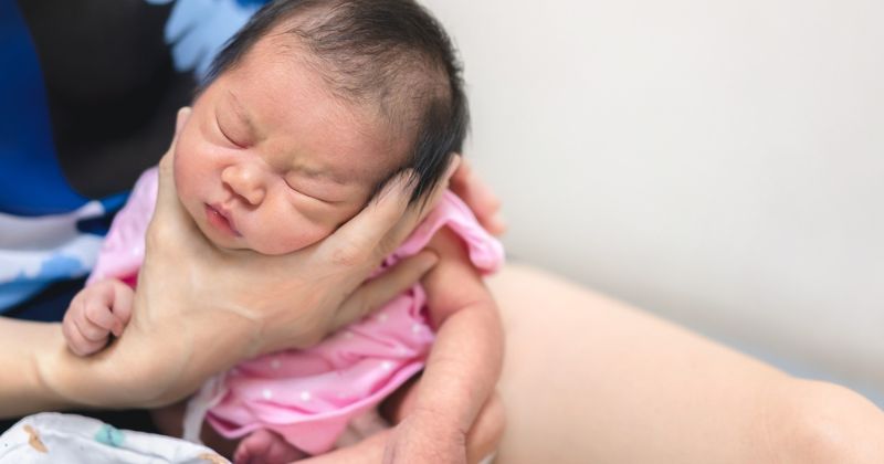 Vỗ ợ hơi sau khi bú bình giúp trẻ ít bị trớ (Ảnh: Sưu tầm Internet)