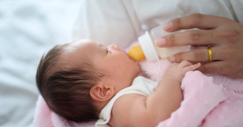 Tư thế ngồi ôm vào lòng khi cho trẻ bú bình (Ảnh: Sưu tầm Internet)