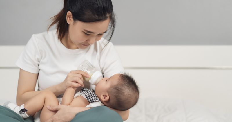 Tư thế ôm ngang cho trẻ bú bình (Ảnh: Sưu tầm Internet)