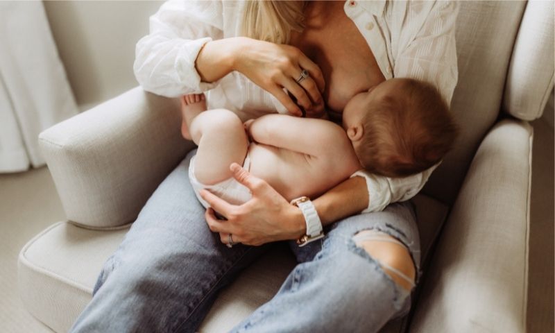 Trẻ được bú hoàn toàn bằng sữa mẹ trong 6 tháng đầu đời sẽ khỏe mạnh hơn. (Ảnh: Internet)