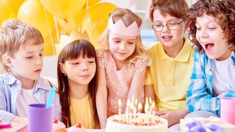 Từ vựng tiếng Anh về hoạt động trong ngày sinh nhật. (Ảnh: Canva)