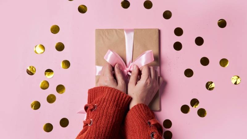 Từ vựng tiếng Anh về quà tặng ngày sinh nhật. (Ảnh: Canva)