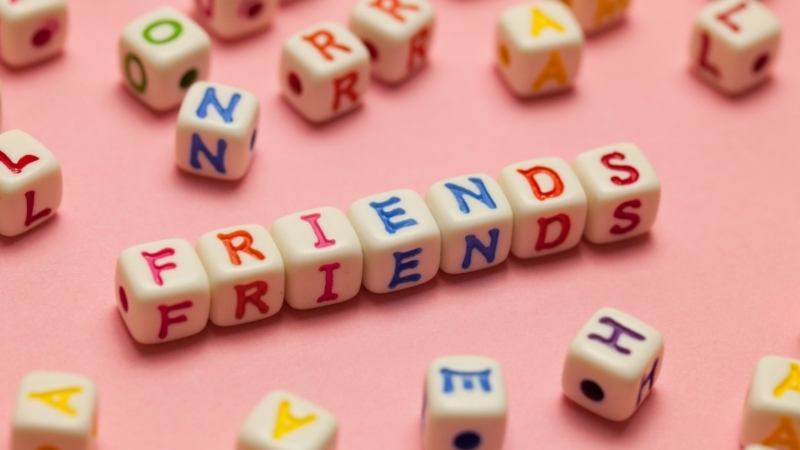 Từ vựng tiếng Anh chủ đề bạn bè. (Ảnh: Canva.com)