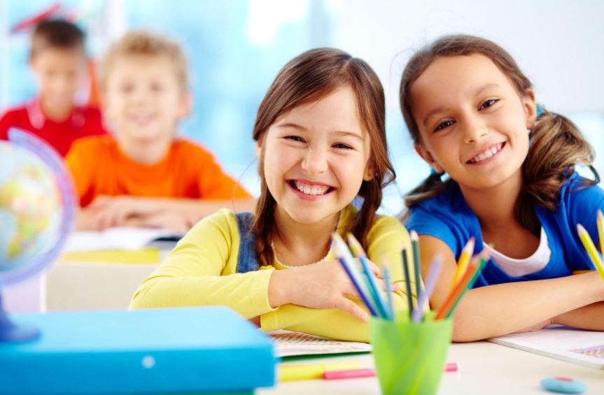 Bé lớp Bốn nên bổ sung những từ vựng phổ thông liên quan tới ngày tháng, môn học. (Ảnh: Sưu tầm Internet)