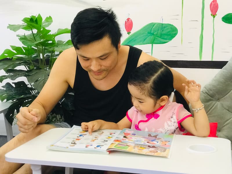 Hãy luôn dành thời gian lắng nghe và trò chuyện cùng con cha mẹ nhé. (Ảnh: mykingdom.com.vn)