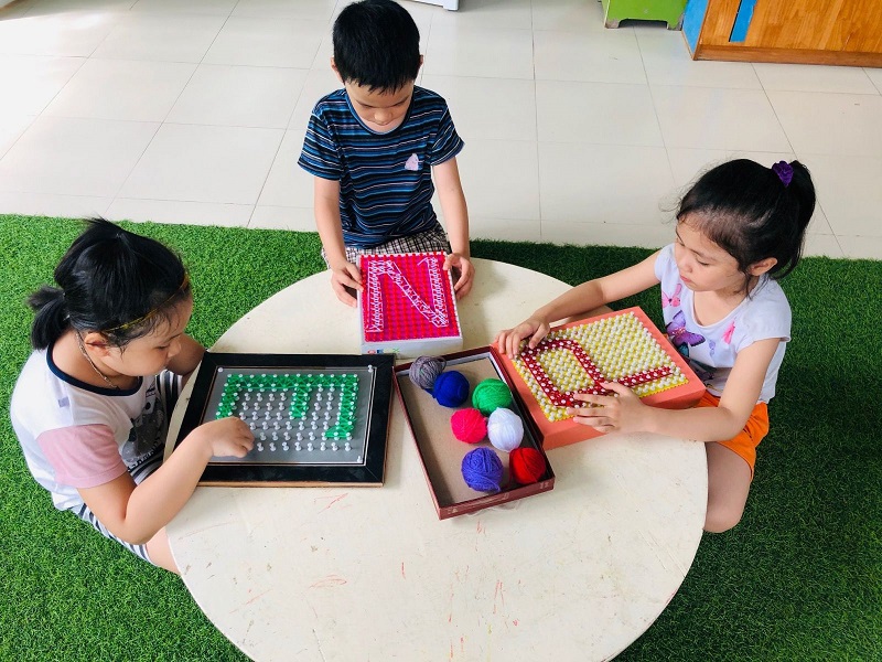 Hãy sáng tạo các trò chơi luyện chữ cho con. (Ảnh: Sưu tầm Internet)