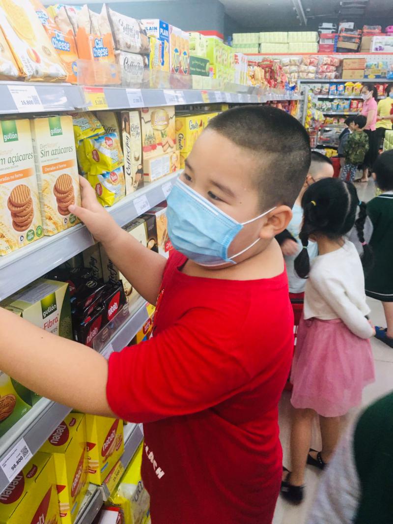 Dạy trẻ tập đọc các từ trên nhãn dán đồ vật cũng là cách rèn luyện tiếng Việt. (Ảnh: Sưu tầm Internet)