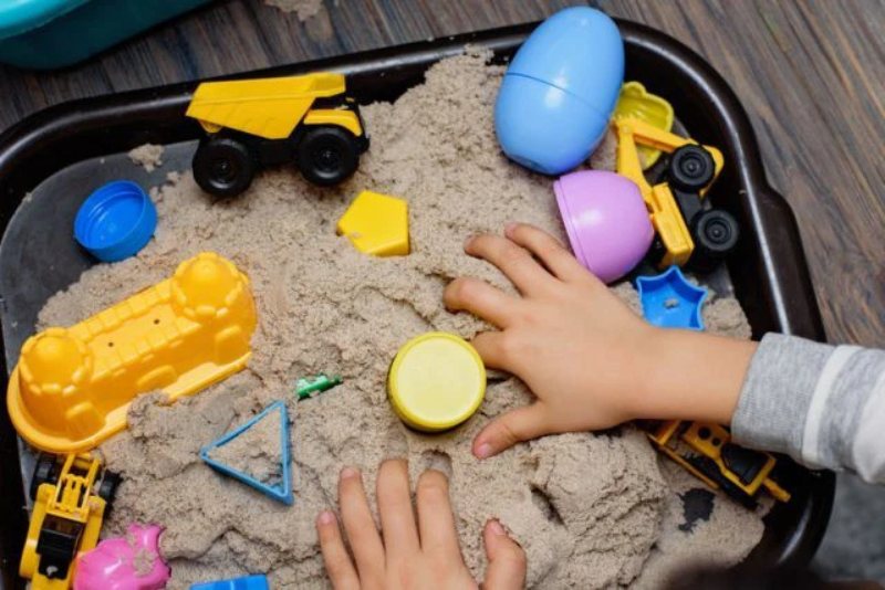 Các trò chơi kích thích giác quan giúp bé yêu ghi nhớ vốn từ vựng tiếng Việt mới. (Ảnh: afamily.vn)
