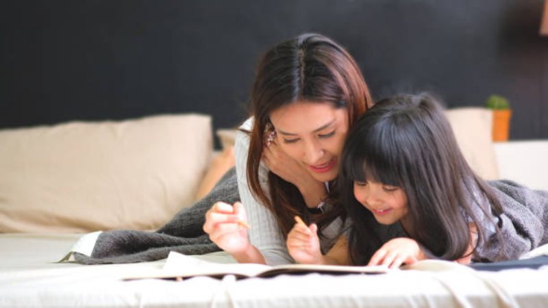 Mẹ cùng bé so sánh các từ vựng đã học. (Ảnh: vn.theasianparent.com)