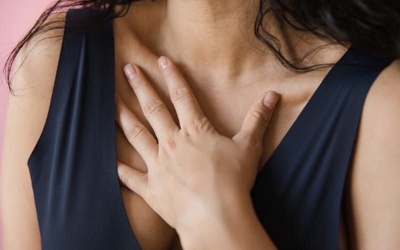 Dấu hiệu có thai sau chuyển phôi là tức ngực. (Ảnh: Sưu tầm Internet)