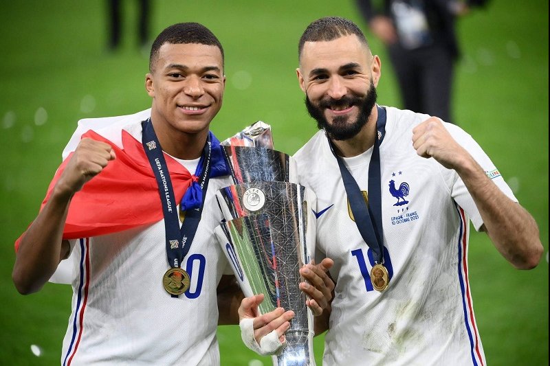 Karim Benzema và Kylian Mbappe - bộ đôi thân thiết trên sân cỏ lẫn ngoài đời. (Ảnh: Sưu tầm Internet)