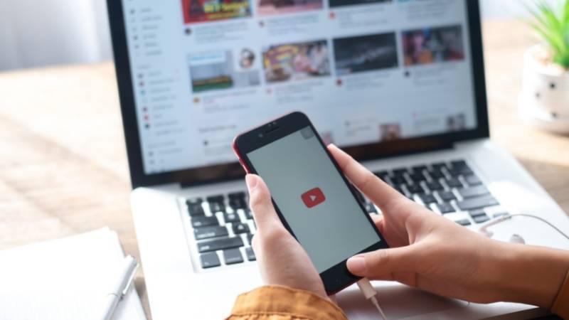Luyện nghe tiếng Anh hàng ngày với Youtube. (Ảnh: Sưu tầm Internet)