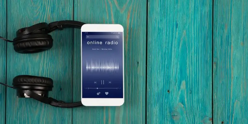 Học nói tiếng Anh trên điện thoại giúp tiết kiệm thời gian và chi phí hơn. (Ảnh: Sưu tầm internet)