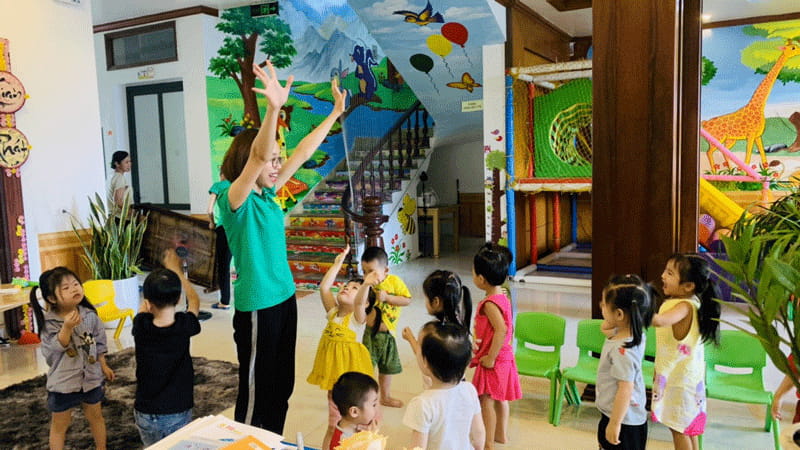 Trẻ được giáo viên hướng dẫn và tham gia trực tiếp để có cái trực thực tiễn các tiết học. (Ảnh: Sưu tầm Internet)