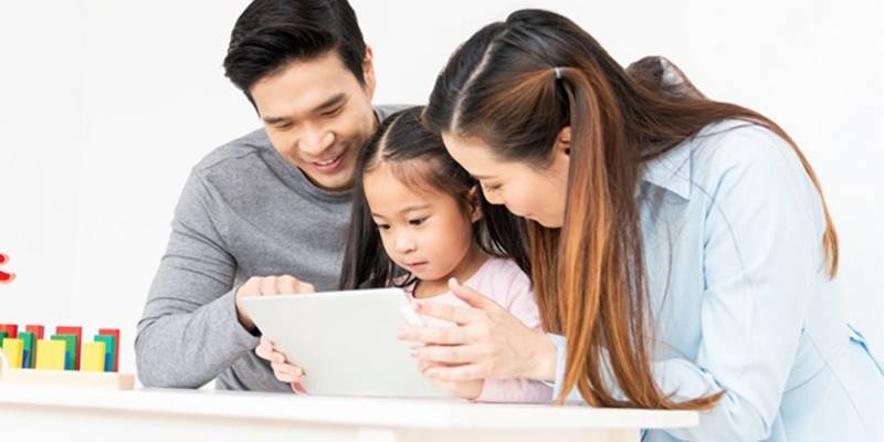 Ba mẹ cùng con học STEM & tiếng Anh. (Ảnh: Internet)