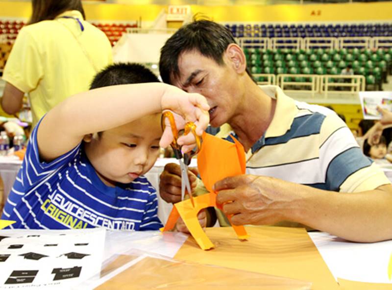 Ba cùng con thiết kế ý tưởng STEM. (Ảnh: Internet)