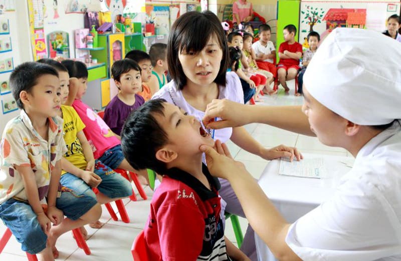 Trẻ nhỏ có lịch uống vitamin A định kỳ. (Ảnh: VTV.vn)