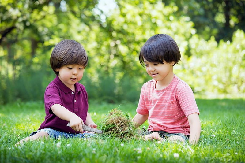 Giúp trẻ giao tiếp bằng nhiều ngôn ngữ. (Ảnh: Sưu tầm Internet)