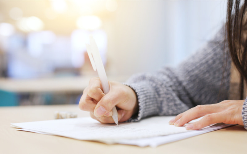Viết ví dụ thì hiện tại hoàn thành. (Ảnh: Shutterstock.com)