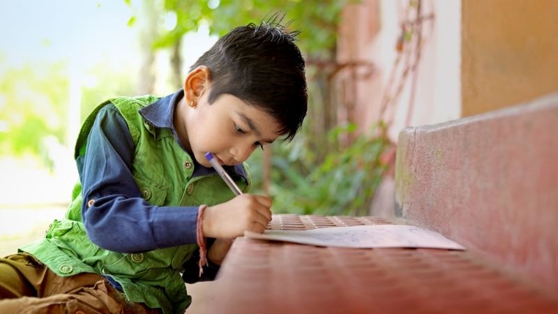 Cách viết một đoạn văn bằng tiếng Anh lớp 5. (Ảnh: Shutterstock.com)