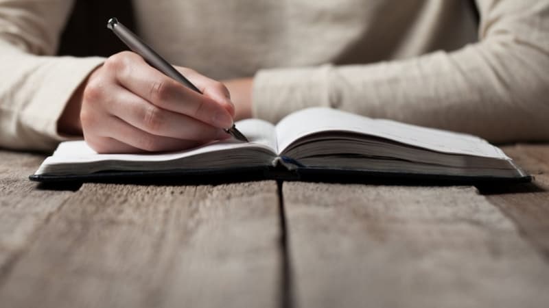 Cách cải thiện kỹ năng Writing qua luyện viết chủ đề Noel. (Ảnh: Internet)