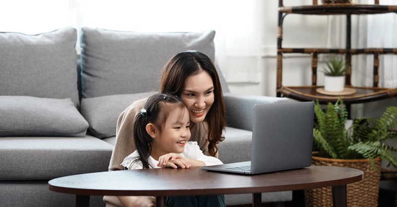 Ba mẹ có thể giúp bé tạo thời khóa biểu trên máy tính. (Ảnh: Shutterstock.com)