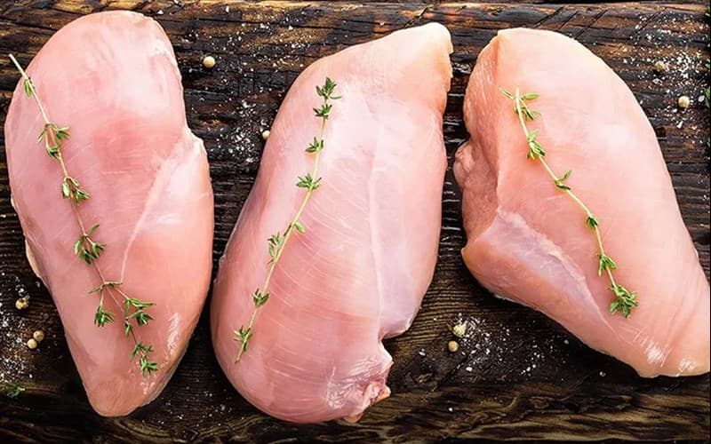Ức gà có chứa hàm lượng vitamin B3 khá ấn tượng. (Ảnh: Sưu tầm Internet)